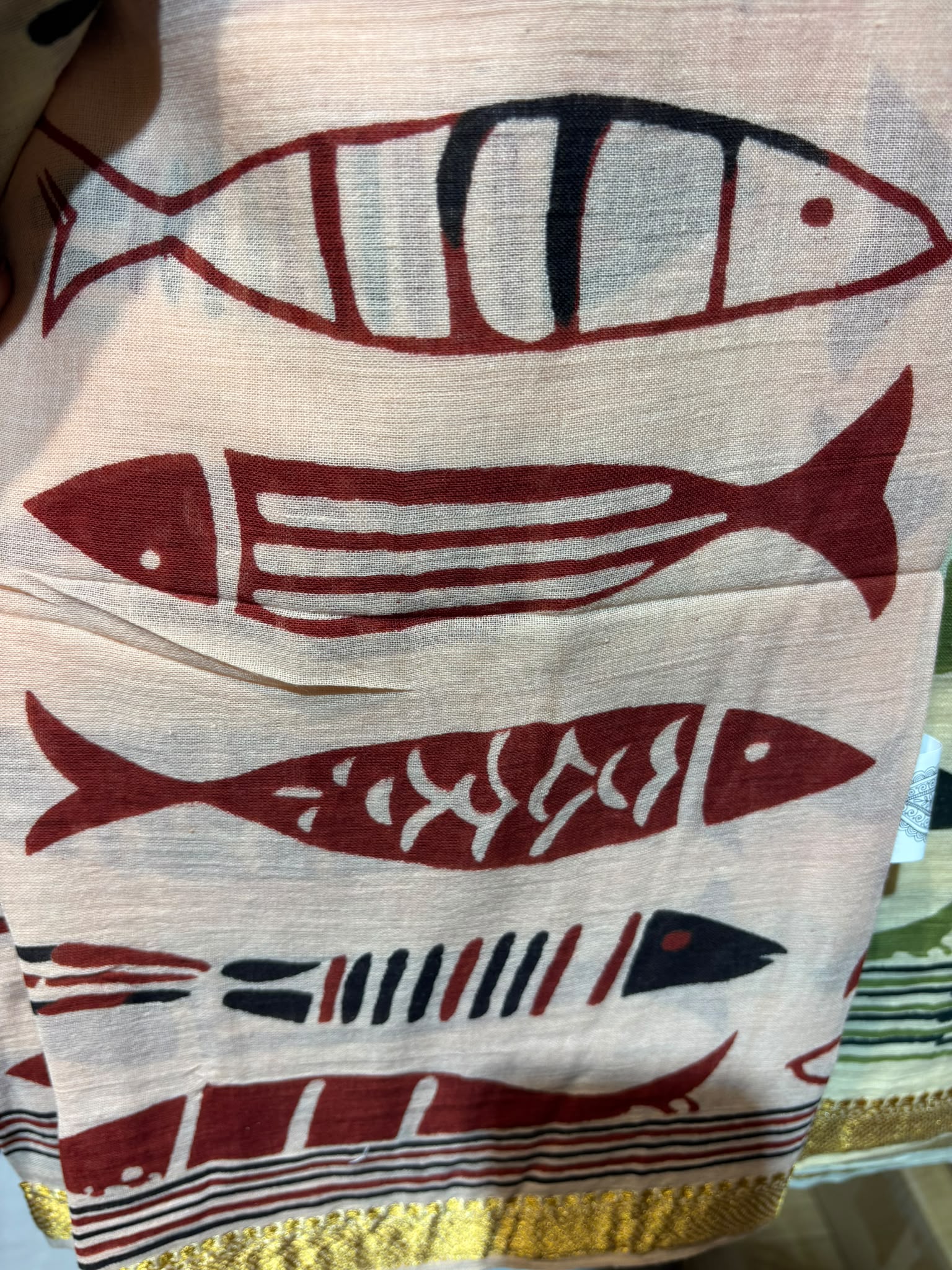 PAREO PECES BURDEOS SOBRE FONDO ROSA EMPOLVADO