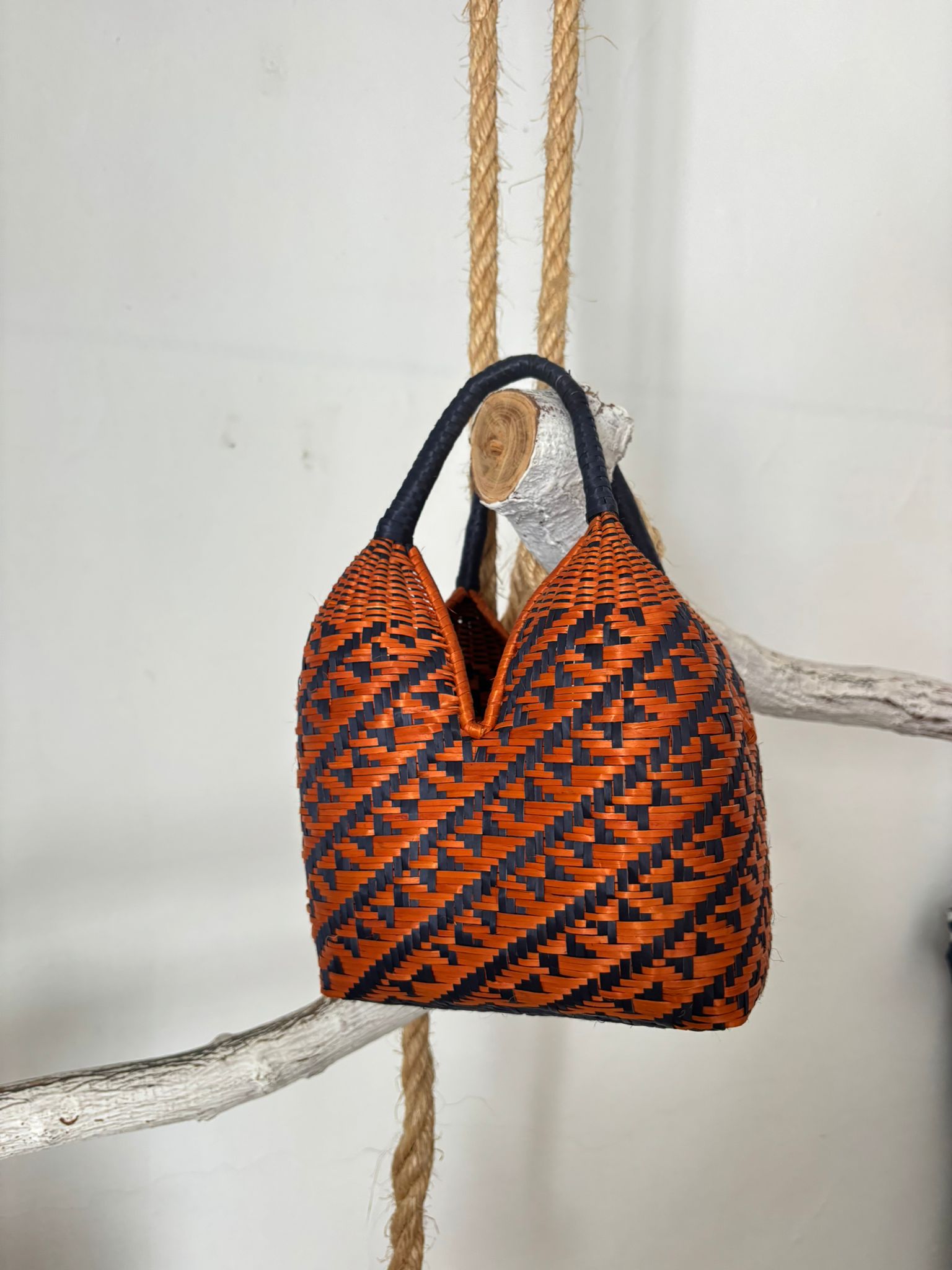 BOLSO MARCELA NARANJA Y AZUL MARINO