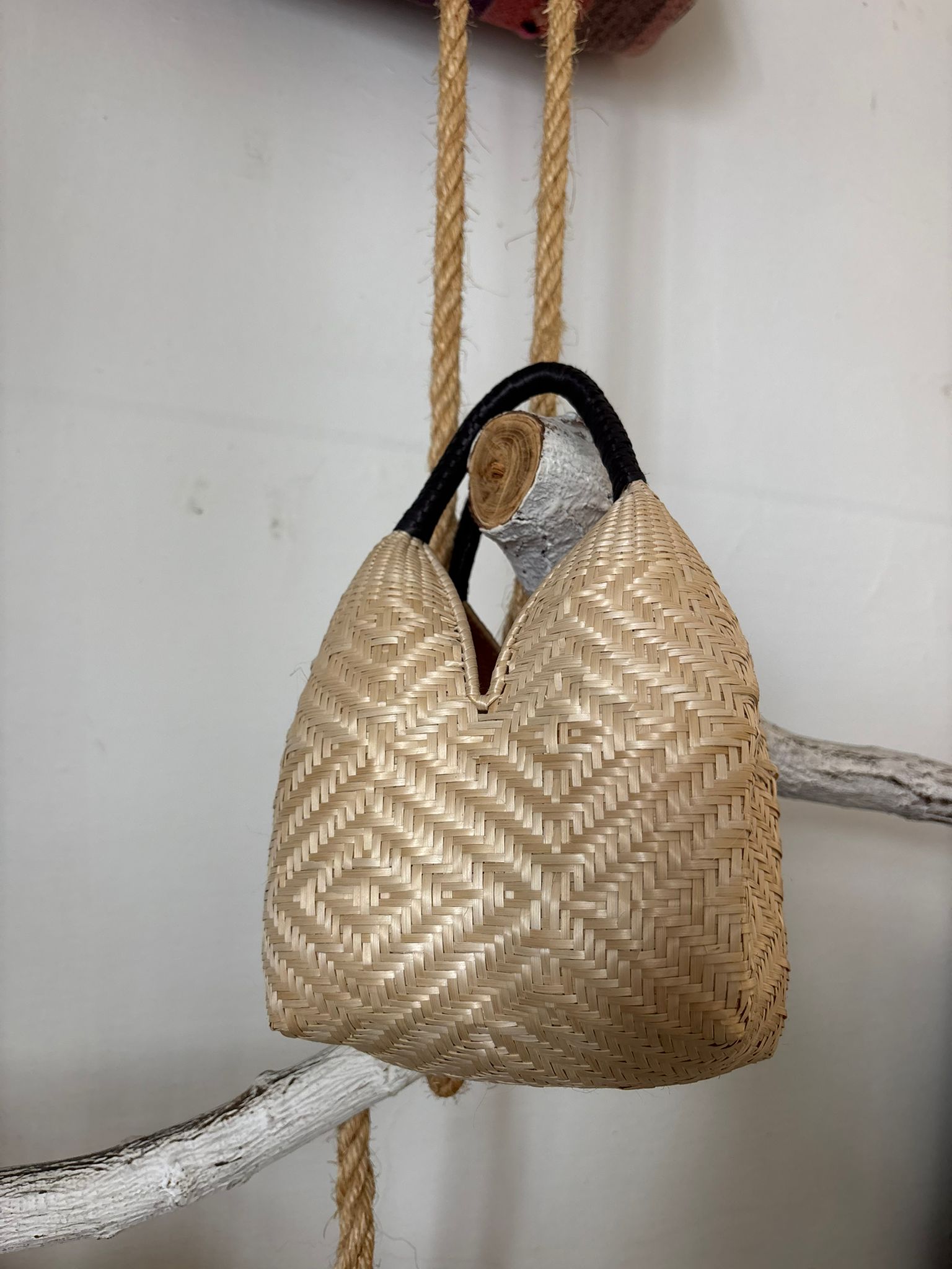 BOLSO MARCELA NEUTRO CON ASA NEGRA A CONTRASTE