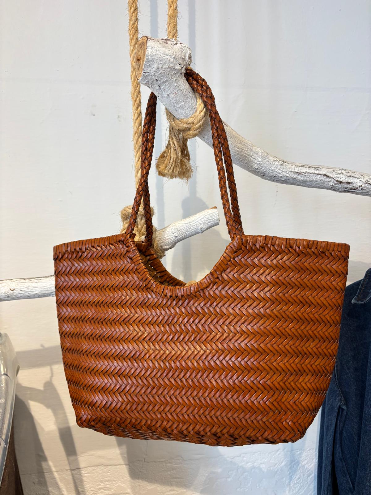 BOLSO DE PIEL TRENZADO COLOR CUERO